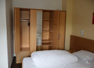 Blick auf den Kleiderschrank