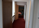 Blick in die Wohnung vom Treppenhaus aus