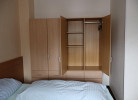 Blick auf den Kleiderschrank