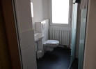 Blick vom kleinen Flur ins Badezimmer