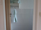 Blick vom Flur ins Badezimmer