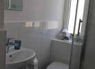 Toilette und Waschbecken