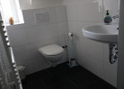 Toilette und Waschbecken