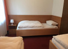 Einzelbett hinter der Türe